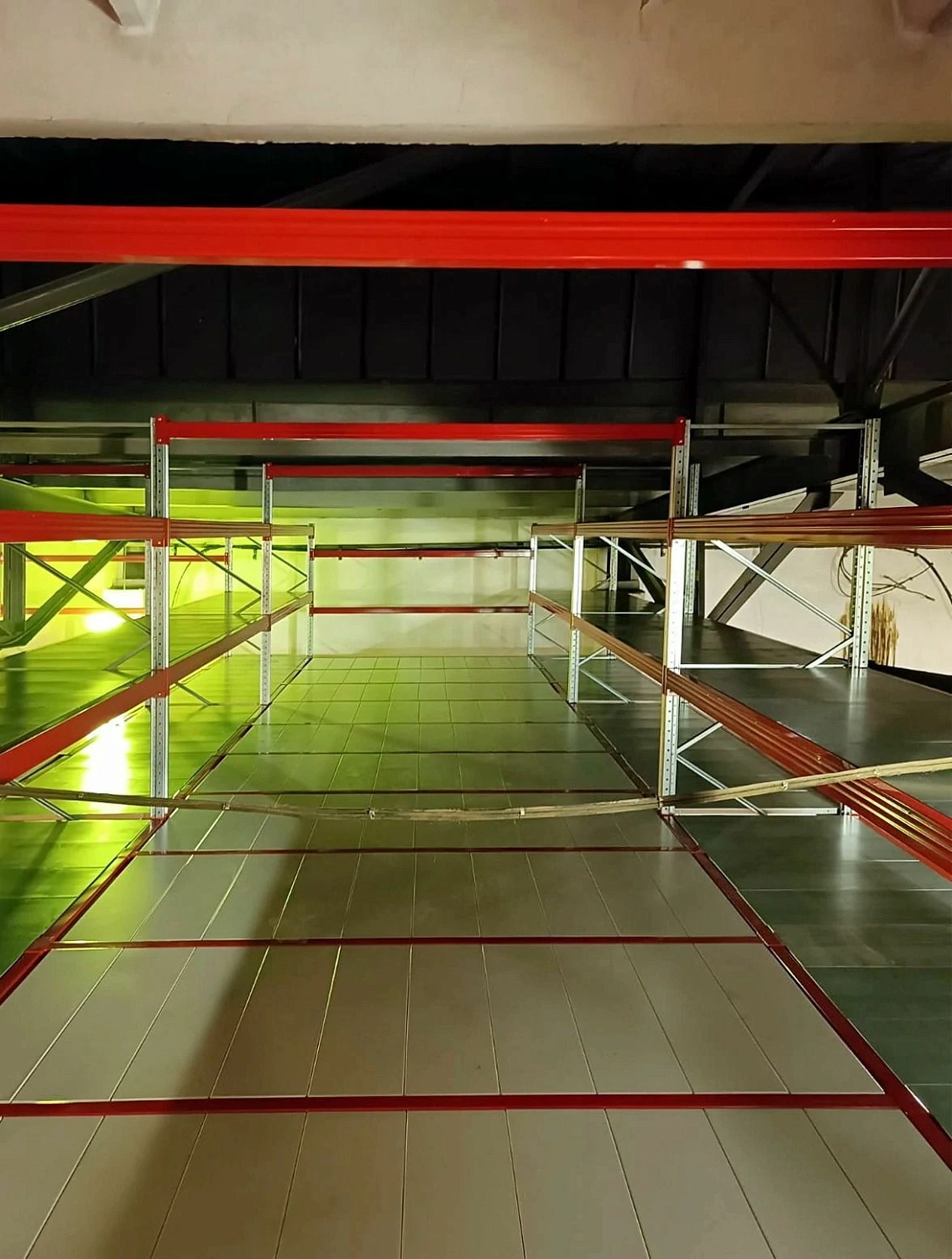 Мезонинный стеллаж трехэтажный, на рамах